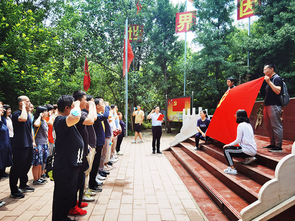 毛澤東雕像紅(hóng)色教育園:重溫入黨誓詞,接受心靈的洗禮! 毛澤東雕像紅(hóng)色教育園:重溫入黨誓詞,接受心靈的洗禮!