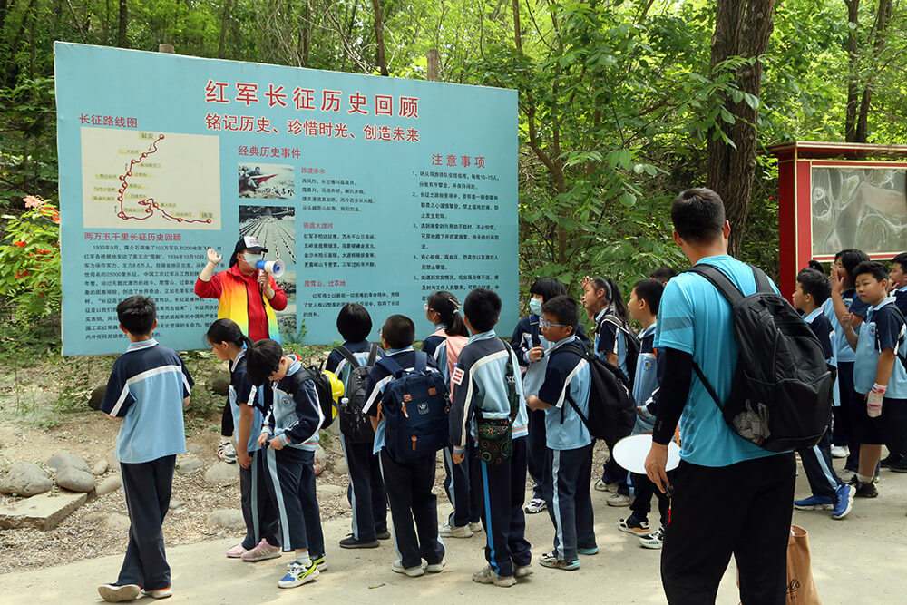 2500米模拟長征路(lù)： 緬懷革命先烈，感受長征艱辛，珍惜今日(rì)生(shēng)活。