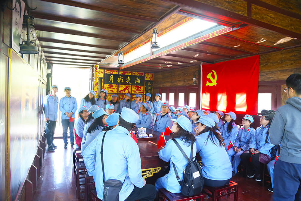 模拟嘉興南(nán)湖中共“一大(dà)”紅(hóng)船(chuán)：學習“紅(hóng)船(chuán)精神”，不忘初心，牢記使命。