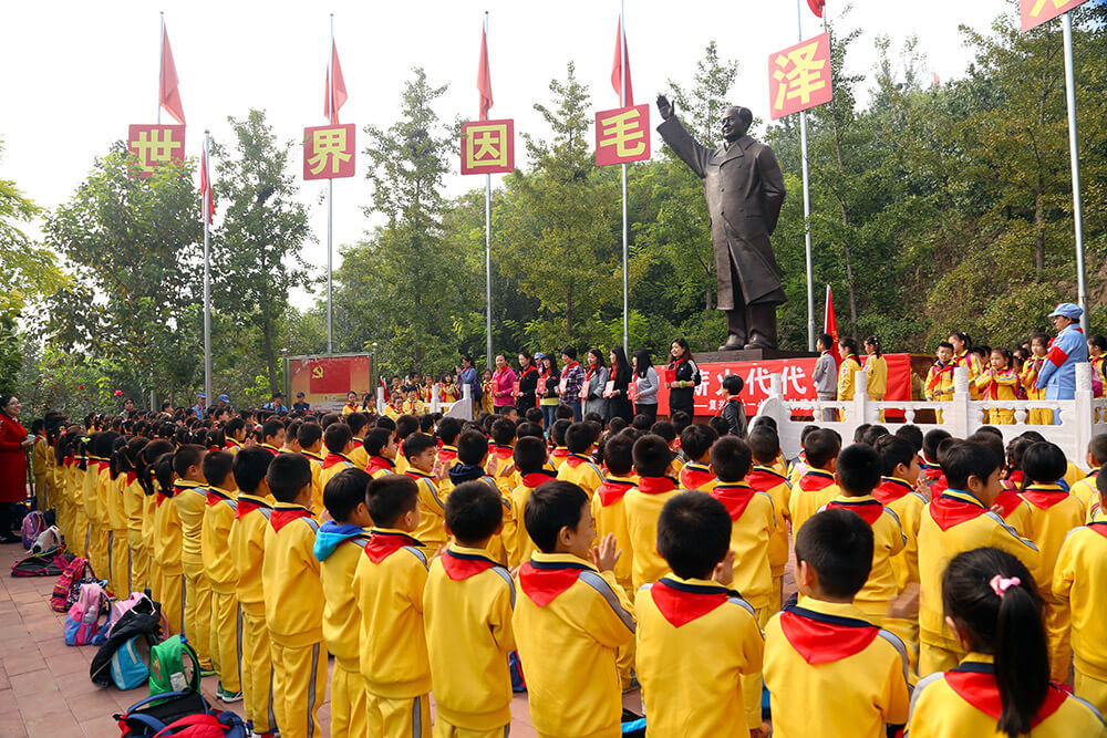 毛澤東雕像紅(hóng)色教育園:重溫入黨誓詞,接受心靈的洗禮! 毛澤東雕像紅(hóng)色教育園:重溫入黨誓詞,接受心靈的洗禮!